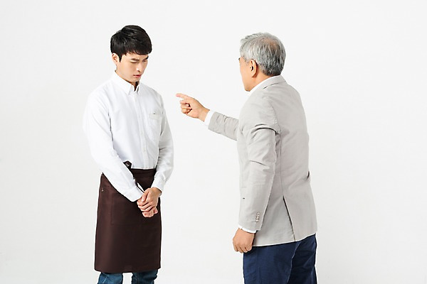 포토 JPG 스튜디오촬영 노년 남자 실내 누끼 사람 상반신 20대 성인 두명 옆모습 한국인 가리킴 60대 사장 꾸지람 종업원 고객 직원 흰배경 아르바이트 곤란 삿대질 엄격한 남자만 비정규직 블랙컨슈머 갑질 세대차이 국내포토 직업 뷰포인트 백그라운드 비즈니스 동양인 손짓 청년 내부 흰색 체벌 파일형식