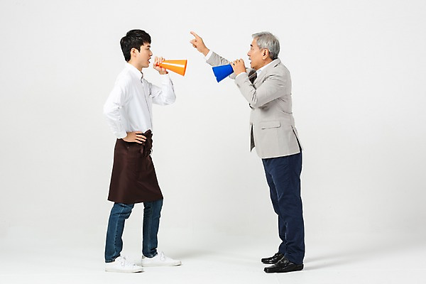 포토 JPG 스튜디오촬영 전신 노년 남자 실내 누끼 사람 20대 성인 두명 옆모습 마주보기 앞치마 확성기 외침 한국인 가리킴 60대 사장 종업원 직원 흰배경 싸움 아르바이트 남자만 비정규직 갑질 세대차이 국내포토 직업 뷰포인트 백그라운드 비즈니스 모션 동양인 손짓 청년 내부 소리 흰색 파일형식