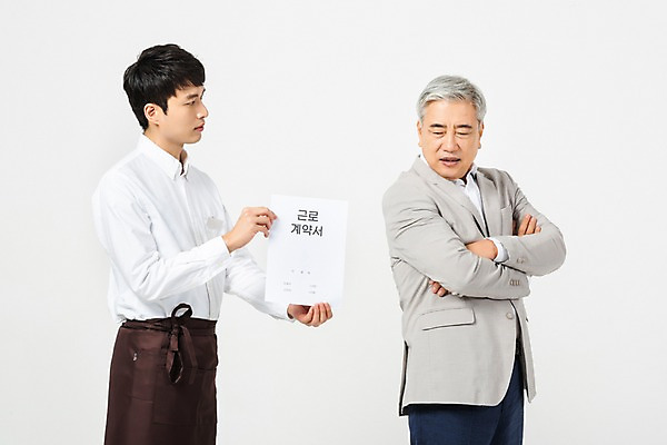 포토 JPG 스튜디오촬영 노년 남자 실내 누끼 사람 상반신 20대 성인 두명 옆모습 팔짱 앞치마 한국인 60대 사장 종업원 외면 직원 흰배경 계약서 아르바이트 요청 남자만 비정규직 갑질 세대차이 국내포토 직업 뷰포인트 백그라운드 비즈니스 모션 동양인 청년 내부 흰색 파일형식