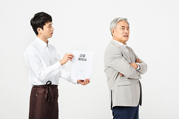 포토 JPG 스튜디오촬영 노년 남자 실내 서기 누끼 사람 상반신 20대 성인 두명 옆모습 팔짱 한국인 찡그림 60대 외면 흰배경 계약서 아르바이트 요청 남자만 비정규직 갑질 세대차이 국내포토 뷰포인트 백그라운드 비즈니스 모션 표정 동양인 청년 내부 흰색 파일형식