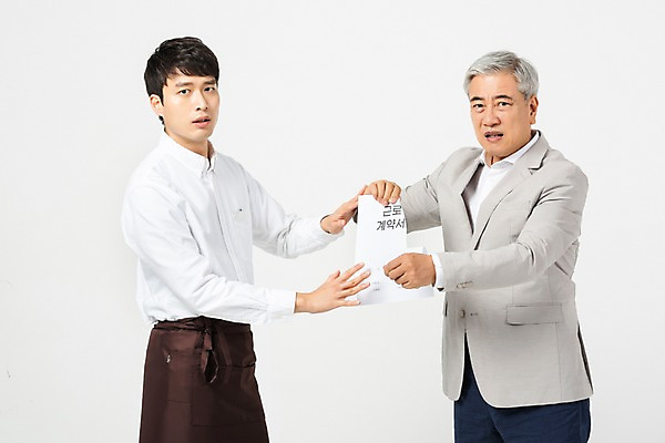 포토 JPG 스튜디오촬영 노년 남자 실내 누끼 사람 상반신 20대 성인 두명 옆모습 앞치마 한국인 찡그림 60대 사장 종업원 직원 흰배경 찢어짐 계약서 아르바이트 남자만 비정규직 갑질 세대차이 국내포토 직업 뷰포인트 백그라운드 비즈니스 모션 표정 동양인 청년 내부 흰색 파일형식