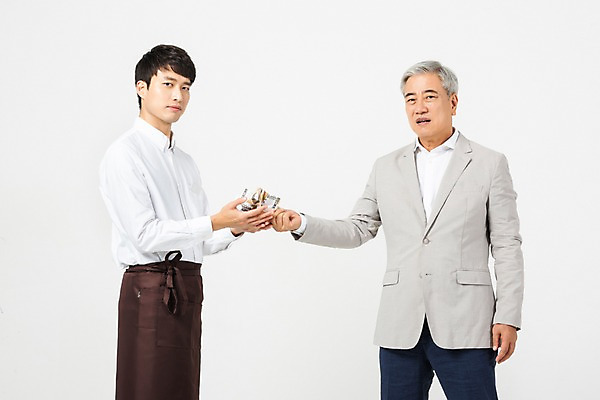 포토 JPG 스튜디오촬영 노년 남자 지폐 돈 실내 누끼 사람 상반신 20대 성인 두명 앞모습 옆모습 앞치마 한국인 찡그림 좌절 60대 사장 종업원 흰배경 아르바이트 구김 남자만 비정규직 갑질 세대차이 국내포토 직업 감정 뷰포인트 백그라운드 컨셉 비즈니스 모션 표정 동양인 청년 내부 흰색 재산 파일형식