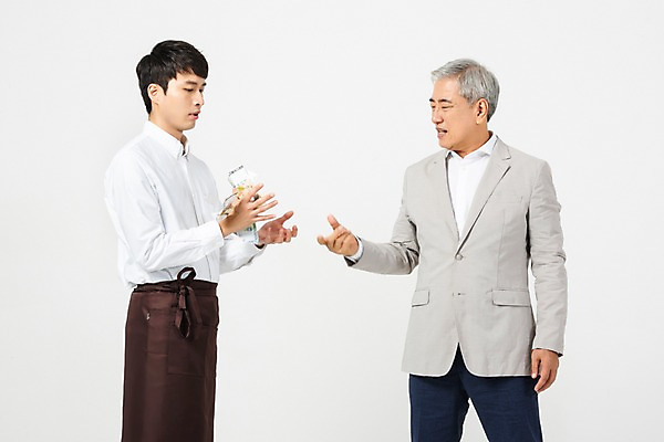 포토 JPG 스튜디오촬영 노년 남자 지폐 돈 실내 누끼 사람 손짓 상반신 20대 성인 두명 앞모습 옆모습 앞치마 한국인 찡그림 60대 사장 종업원 고객 흰배경 아르바이트 구김 남자만 비정규직 갑질 세대차이 국내포토 직업 뷰포인트 백그라운드 비즈니스 모션 표정 동양인 청년 내부 흰색 재산 파일형식