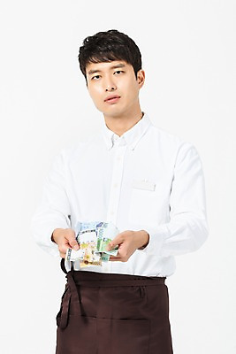 포토 JPG 스튜디오촬영 응시 남자 지폐 돈 실내 한명 누끼 사람 상반신 20대 성인 앞모습 앞치마 한국인 찡그림 종업원 흰배경 아르바이트 구김 성인남자한명만 비정규직 갑질 국내포토 직업 1 시선 뷰포인트 백그라운드 비즈니스 모션 표정 동양인 청년 내부 흰색 재산 남자한명만 성인남자만 파일형식