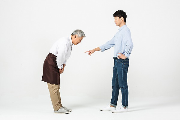 포토 JPG 스튜디오촬영 전신 노년 남자 허리손 실내 허리숙이기 누끼 사람 20대 성인 두명 옆모습 앞치마 한국인 가리킴 60대 꾸지람 종업원 고객 흰배경 아르바이트 곤란 엄격한 남자만 비정규직 블랙컨슈머 갑질 세대차이 국내포토 직업 뷰포인트 포즈 백그라운드 비즈니스 숙이기 동양인 손짓 청년 내부 흰색 체벌 파일형식