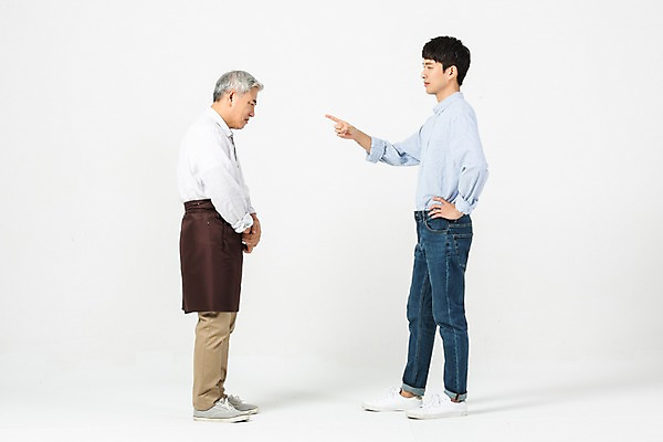 포토 JPG 스튜디오촬영 전신 노년 남자 허리손 실내 서기 누끼 사람 20대 성인 두명 옆모습 마주보기 앞치마 한국인 가리킴 60대 꾸지람 종업원 고객 흰배경 아르바이트 곤란 엄격한 남자만 비정규직 블랙컨슈머 갑질 세대차이 국내포토 직업 뷰포인트 포즈 백그라운드 비즈니스 모션 동양인 손짓 청년 내부 흰색 체벌 파일형식