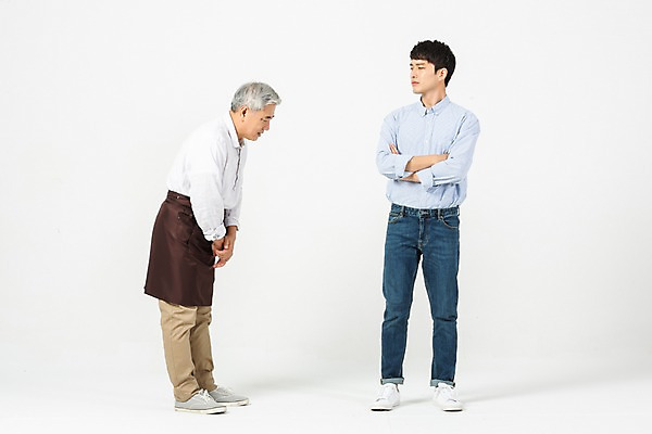 포토 JPG 스튜디오촬영 전신 응시 노년 남자 실내 고개숙이기 서기 누끼 사람 20대 성인 두명 앞모습 옆모습 팔짱 앞치마 한국인 찡그림 60대 꾸지람 종업원 고객 흰배경 아르바이트 엄격한 남자만 비정규직 블랙컨슈머 갑질 세대차이 국내포토 직업 시선 뷰포인트 백그라운드 비즈니스 모션 표정 숙이기 동양인 청년 내부 흰색 체벌 파일형식