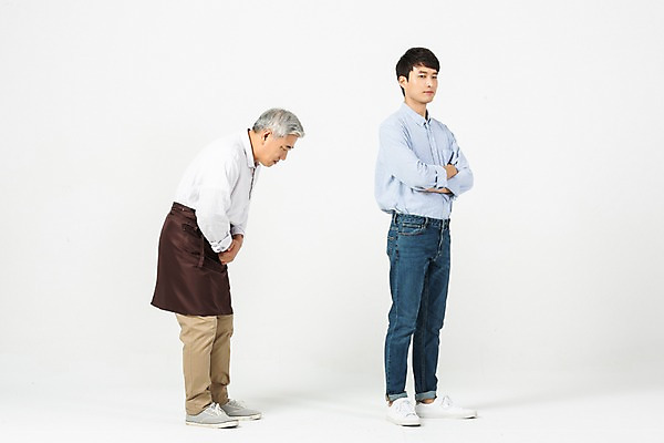 포토 JPG 스튜디오촬영 전신 노년 남자 실내 허리숙이기 서기 누끼 사람 20대 성인 두명 옆모습 팔짱 앞치마 한국인 60대 종업원 외면 고객 흰배경 아르바이트 곤란 남자만 비정규직 갑질 국내포토 직업 뷰포인트 백그라운드 비즈니스 모션 숙이기 동양인 청년 내부 흰색 파일형식