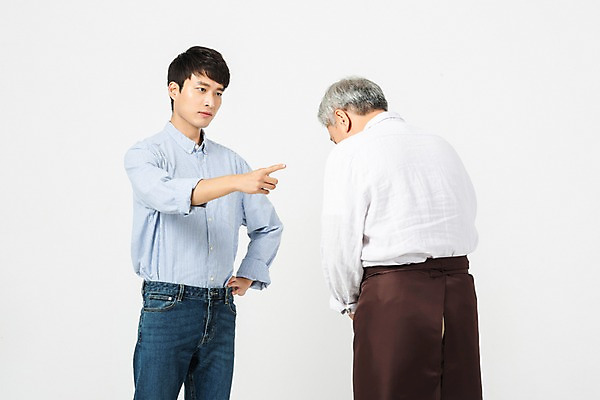 포토 JPG 스튜디오촬영 응시 노년 남자 실내 고개숙이기 누끼 사람 상반신 20대 성인 두명 옆모습 뒷모습 앞치마 한국인 분노 가리킴 60대 꾸지람 종업원 고객 흰배경 아르바이트 곤란 엄격한 남자만 비정규직 블랙컨슈머 갑질 세대차이 국내포토 직업 시선 감정 뷰포인트 백그라운드 비즈니스 숙이기 동양인 손짓 청년 내부 흰색 체벌 파일형식