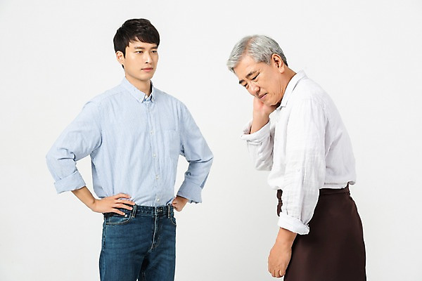 포토 JPG 스튜디오촬영 응시 노년 남자 허리손 실내 누끼 사람 상반신 20대 성인 두명 옆모습 앞치마 한국인 60대 종업원 고객 흰배경 아르바이트 곤란 남자만 비정규직 갑질 세대차이 국내포토 직업 시선 뷰포인트 포즈 백그라운드 비즈니스 동양인 청년 내부 흰색 파일형식