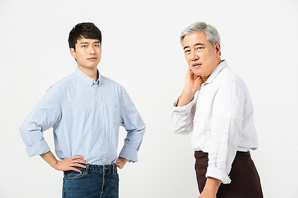 포토 JPG 스튜디오촬영 노년 남자 허리손 실내 누끼 사람 상반신 20대 성인 두명 옆모습 한국인 찡그림 60대 고객 흰배경 아르바이트 곤란 남자만 비정규직 갑질 세대차이 국내포토 뷰포인트 포즈 백그라운드 비즈니스 표정 동양인 청년 내부 흰색 파일형식