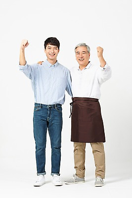 포토 JPG 스튜디오촬영 전신 노년 남자 어깨동무 실내 미소 누끼 사람 20대 성인 두명 앞모습 손들기 파이팅 앞치마 주먹 한국인 60대 흰배경 화합 아르바이트 남자만 비정규직 소상공인 세대차이 국내포토 직업 뷰포인트 포즈 백그라운드 비즈니스 모션 표정 동양인 청년 내부 경제 흰색 상인 파일형식