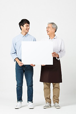 포토 JPG 스튜디오촬영 전신 배너 노년 남자 사각프레임 실내 서기 미소 들기 누끼 사람 20대 성인 두명 앞모습 마주보기 앞치마 한국인 60대 흰배경 화합 아르바이트 남자만 비정규직 소상공인 세대차이 국내포토 직업 뷰포인트 백그라운드 비즈니스 모션 프레임 표정 동양인 청년 내부 경제 사각형 흰색 상인 파일형식