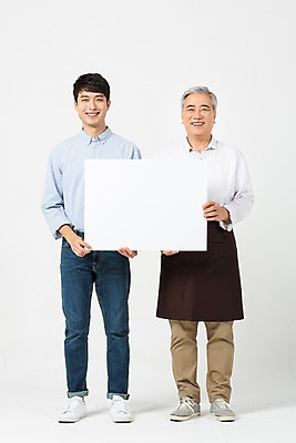 포토 JPG 스튜디오촬영 전신 배너 응시 노년 남자 사각프레임 실내 서기 미소 들기 누끼 사람 20대 성인 두명 앞모습 앞치마 한국인 60대 흰배경 화합 아르바이트 남자만 비정규직 소상공인 세대차이 국내포토 직업 시선 뷰포인트 백그라운드 비즈니스 모션 프레임 표정 동양인 청년 내부 경제 사각형 흰색 상인 파일형식