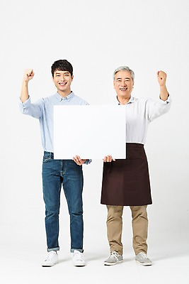 포토 JPG 스튜디오촬영 전신 배너 노년 남자 사각프레임 실내 서기 미소 들기 누끼 사람 20대 성인 두명 앞모습 파이팅 앞치마 한국인 60대 흰배경 화합 아르바이트 남자만 비정규직 소상공인 세대차이 국내포토 직업 뷰포인트 백그라운드 비즈니스 모션 프레임 표정 동양인 청년 내부 경제 사각형 흰색 상인 파일형식
