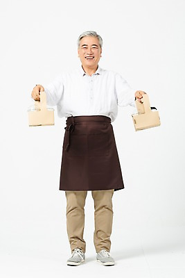 포토 JPG 스튜디오촬영 전신 노년 남자 커피 음료 실내 한명 미소 들기 누끼 사람 앞모습 앞치마 한국인 구직 60대 종이컵 흰배경 창업 아르바이트 재취업 노인남자한명만 비정규직 국내포토 1 뷰포인트 백그라운드 컨셉 비즈니스 모션 표정 동양인 성인 내부 컵 흰색 일회용 자영업 남자한명만 노인남자만 파일형식