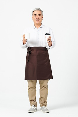 포토 JPG 스튜디오촬영 전신 응시 노년 남자 커피 음료 실내 한명 미소 들기 누끼 사람 앞모습 앞치마 한국인 머그컵 구직 60대 종이컵 흰배경 창업 아르바이트 재취업 테이크아웃컵 노인남자한명만 비정규직 국내포토 1 시선 뷰포인트 백그라운드 컨셉 비즈니스 모션 표정 동양인 성인 내부 컵 흰색 일회용 자영업 남자한명만 노인남자만 파일형식