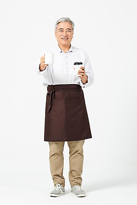 포토 JPG 스튜디오촬영 전신 응시 노년 남자 커피 실내 한명 서기 미소 누끼 사람 앞모습 앞치마 한국인 머그컵 구직 60대 종이컵 손내밀기 흰배경 창업 서빙 아르바이트 재취업 테이크아웃컵 노인남자한명만 비정규직 국내포토 1 시선 음료 뷰포인트 백그라운드 컨셉 비즈니스 모션 표정 동양인 손짓 성인 내부 컵 흰색 일회용 자영업 남자한명만 노인남자만 파일형식