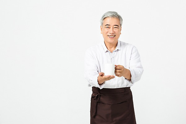 포토 JPG 스튜디오촬영 노년 남자 커피 음료 실내 한명 미소 들기 누끼 사람 상반신 앞모습 앞치마 한국인 머그컵 구직 60대 흰배경 창업 서빙 아르바이트 재취업 노인남자한명만 비정규직 국내포토 1 뷰포인트 백그라운드 컨셉 비즈니스 모션 표정 동양인 성인 내부 컵 흰색 자영업 남자한명만 노인남자만 파일형식
