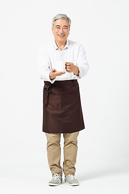 포토 JPG 스튜디오촬영 전신 노년 남자 커피 음료 실내 한명 미소 들기 누끼 사람 앞모습 앞치마 한국인 머그컵 구직 60대 흰배경 창업 아르바이트 재취업 노인남자한명만 비정규직 국내포토 1 뷰포인트 백그라운드 컨셉 비즈니스 모션 표정 동양인 성인 내부 컵 흰색 자영업 남자한명만 노인남자만 파일형식