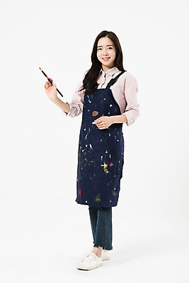 포토 JPG 스튜디오촬영 전신 직업 응시 여자 모션 실내 미술 한명 미소 들기 누끼 사람 20대 성인 앞모습 앞치마 한국인 붓 그리기 흰배경 그림 화가 미대생 성인여자한명만 국내포토 1 시선 뷰포인트 백그라운드 문화예술 표정 동양인 청년 내부 흰색 여자한명만 성인여자만 파일형식