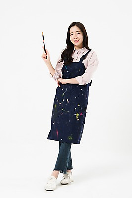 포토 JPG 스튜디오촬영 전신 직업 응시 여자 모션 실내 미술 한명 미소 들기 누끼 사람 20대 성인 앞모습 앞치마 한국인 붓 흰배경 그림 화가 미대생 성인여자한명만 국내포토 1 시선 뷰포인트 백그라운드 문화예술 표정 동양인 청년 내부 흰색 여자한명만 성인여자만 파일형식