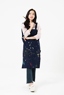 포토 JPG 스튜디오촬영 전신 직업 응시 여자 생각 모션 실내 미술 한명 미소 들기 누끼 사람 20대 성인 앞모습 앞치마 한국인 붓 고민 흰배경 그림 화가 미대생 성인여자한명만 국내포토 1 시선 감정 뷰포인트 백그라운드 문화예술 표정 동양인 청년 내부 흰색 여자한명만 성인여자만 파일형식