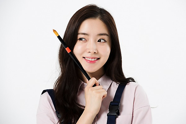 포토 JPG 스튜디오촬영 직업 응시 여자 생각 모션 실내 미술 한명 미소 들기 누끼 사람 상반신 20대 성인 앞모습 앞치마 한국인 붓 고민 흰배경 그림 화가 미대생 성인여자한명만 국내포토 1 시선 감정 뷰포인트 백그라운드 문화예술 표정 동양인 청년 내부 흰색 여자한명만 성인여자만 파일형식