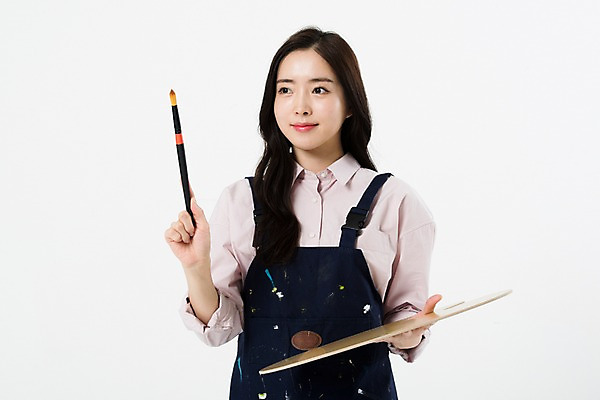 포토 JPG 스튜디오촬영 직업 응시 여자 모션 실내 미술 한명 미소 들기 누끼 사람 상반신 20대 성인 앞모습 앞치마 물감 한국인 붓 팔레트 흰배경 그림 화가 미대생 성인여자한명만 국내포토 1 시선 뷰포인트 백그라운드 문화예술 표정 동양인 청년 내부 미술도구 흰색 여자한명만 성인여자만 파일형식