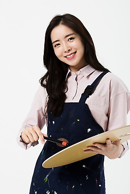 포토 JPG 스튜디오촬영 직업 응시 여자 모션 실내 미술 한명 미소 누끼 사람 상반신 20대 성인 앞모습 앞치마 물감 한국인 붓 팔레트 흰배경 그림 화가 미대생 섞기 성인여자한명만 국내포토 1 시선 뷰포인트 백그라운드 문화예술 표정 동양인 청년 내부 미술도구 흰색 여자한명만 성인여자만 파일형식