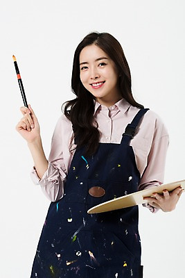 포토 JPG 스튜디오촬영 직업 응시 여자 모션 실내 미술 한명 미소 들기 누끼 사람 상반신 20대 성인 앞모습 앞치마 물감 한국인 붓 팔레트 흰배경 그림 화가 미대생 성인여자한명만 국내포토 1 시선 뷰포인트 백그라운드 문화예술 표정 동양인 청년 내부 미술도구 흰색 여자한명만 성인여자만 파일형식