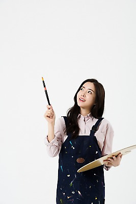 포토 JPG 스튜디오촬영 직업 응시 여자 생각 모션 아이디어 실내 미술 한명 미소 들기 누끼 사람 상반신 20대 성인 앞모습 앞치마 한국인 올려보기 붓 팔레트 흰배경 그림 화가 미대생 성인여자한명만 국내포토 1 시선 뷰포인트 백그라운드 컨셉 문화예술 표정 동양인 청년 내부 흰색 여자한명만 성인여자만 파일형식