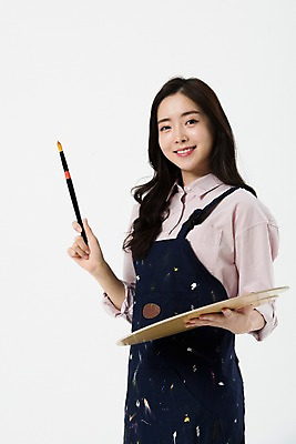 포토 JPG 스튜디오촬영 직업 응시 여자 모션 실내 미술 한명 미소 들기 누끼 사람 상반신 20대 성인 옆모습 앞치마 물감 한국인 붓 팔레트 흰배경 그림 화가 미대생 성인여자한명만 국내포토 1 시선 뷰포인트 백그라운드 문화예술 표정 동양인 청년 내부 미술도구 흰색 여자한명만 성인여자만 파일형식