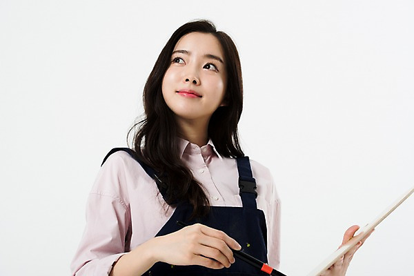 포토 JPG 스튜디오촬영 직업 응시 여자 로우앵글 생각 모션 실내 미술 한명 미소 들기 누끼 사람 상반신 20대 성인 앞모습 앞치마 한국인 붓 팔레트 고민 흰배경 그림 화가 미대생 성인여자한명만 국내포토 1 시선 감정 뷰포인트 백그라운드 문화예술 표정 동양인 청년 내부 흰색 여자한명만 성인여자만 파일형식