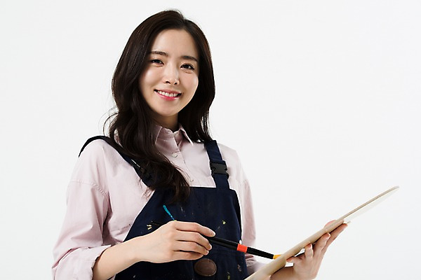 포토 JPG 스튜디오촬영 직업 응시 여자 로우앵글 모션 실내 미술 한명 미소 들기 누끼 사람 상반신 20대 성인 앞모습 앞치마 한국인 붓 팔레트 흰배경 그림 화가 미대생 성인여자한명만 국내포토 1 시선 뷰포인트 백그라운드 문화예술 표정 동양인 청년 내부 흰색 여자한명만 성인여자만 파일형식
