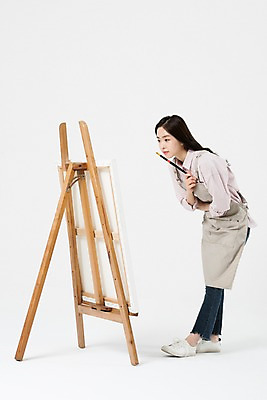 포토 JPG 스튜디오촬영 전신 직업 응시 여자 생각 모션 실내 미술 한명 서기 들기 누끼 사람 20대 성인 옆모습 앞치마 한국인 붓 이젤 고민 흰배경 그림 화가 미대생 성인여자한명만 국내포토 1 시선 감정 뷰포인트 백그라운드 문화예술 동양인 청년 내부 미술도구 흰색 여자한명만 성인여자만 파일형식