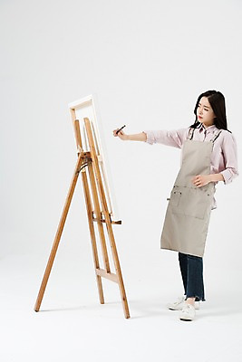 포토 JPG 스튜디오촬영 전신 직업 응시 여자 생각 모션 실내 미술 한명 서기 들기 누끼 사람 20대 성인 옆모습 앞치마 한국인 붓 이젤 고민 흰배경 그림 화가 미대생 성인여자한명만 국내포토 1 시선 감정 뷰포인트 백그라운드 문화예술 동양인 청년 내부 미술도구 흰색 여자한명만 성인여자만 파일형식