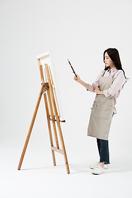 포토 JPG 스튜디오촬영 전신 직업 여자 모션 실내 미술 한명 서기 들기 누끼 사람 20대 성인 옆모습 앞치마 한국인 붓 이젤 고민 흰배경 그림 화가 미대생 성인여자한명만 국내포토 1 감정 뷰포인트 백그라운드 문화예술 동양인 청년 내부 미술도구 흰색 여자한명만 성인여자만 파일형식