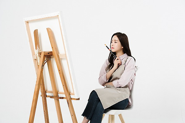 포토 JPG 스튜디오촬영 직업 여자 생각 모션 실내 미술 한명 들기 누끼 사람 앉기 상반신 20대 성인 옆모습 앞치마 한국인 붓 이젤 고민 흰배경 그림 화가 미대생 성인여자한명만 국내포토 1 감정 뷰포인트 백그라운드 문화예술 동양인 청년 내부 미술도구 흰색 여자한명만 성인여자만 파일형식