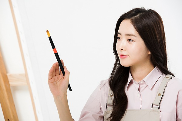 포토 JPG 스튜디오촬영 직업 응시 여자 생각 모션 실내 미술 한명 들기 누끼 사람 상반신 20대 성인 옆모습 앞치마 한국인 붓 그리기 이젤 고민 흰배경 그림 화가 미대생 성인여자한명만 국내포토 1 시선 감정 뷰포인트 백그라운드 문화예술 동양인 청년 내부 미술도구 흰색 여자한명만 성인여자만 파일형식