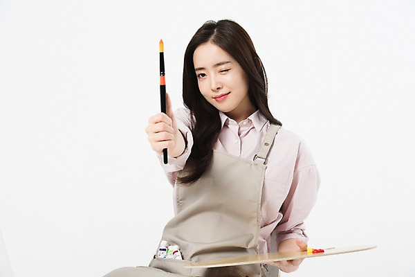 포토 JPG 스튜디오촬영 직업 응시 여자 모션 실내 미술 한명 미소 누끼 사람 상반신 20대 성인 앞모습 손들기 앞치마 물감 한국인 붓 팔레트 측정 흰배경 그림 화가 미대생 성인여자한명만 국내포토 1 시선 뷰포인트 백그라운드 문화예술 표정 동양인 청년 내부 미술도구 흰색 여자한명만 성인여자만 파일형식