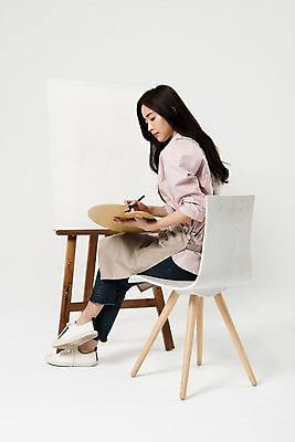 포토 JPG 스튜디오촬영 전신 직업 응시 여자 생각 모션 실내 미술 한명 누끼 사람 앉기 20대 성인 옆모습 앞치마 물감 한국인 붓 팔레트 이젤 흰배경 그림 화가 미대생 성인여자한명만 국내포토 1 시선 뷰포인트 백그라운드 문화예술 동양인 청년 내부 미술도구 흰색 여자한명만 성인여자만 파일형식