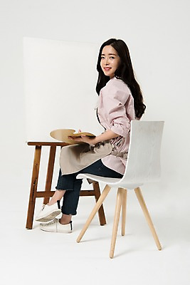 포토 JPG 스튜디오촬영 전신 직업 응시 여자 의자 모션 실내 미술 한명 미소 누끼 사람 앉기 20대 성인 뒷모습 앞치마 한국인 붓 뒤돌아보기 팔레트 이젤 흰배경 그림 화가 미대생 성인여자한명만 국내포토 1 시선 뷰포인트 가구 백그라운드 문화예술 표정 동양인 청년 내부 미술도구 흰색 여자한명만 성인여자만 파일형식