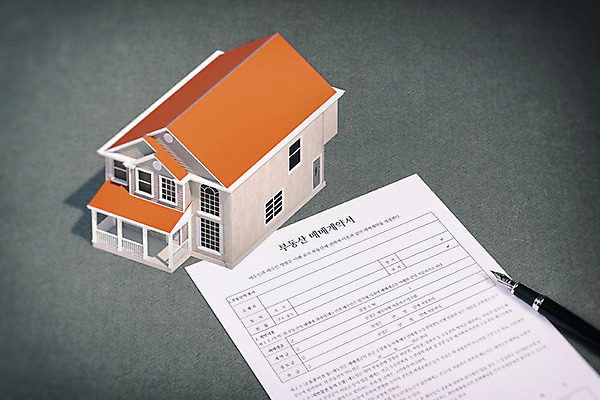 PSD 편집이미지 회색배경 부동산 주택 사람없음 펜 내집마련 부동산매매 계약서 집매매 담보 월세 임대주택 장기전세주택 전세 청약통장 주택청약 청약 이미지편집 백그라운드 건물 경제 필기구 회색 재산 통장 파일형식