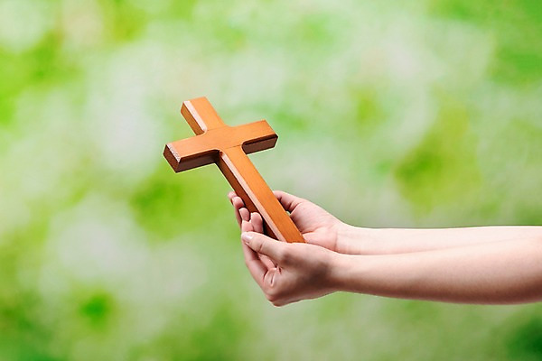 포토 JPG 스튜디오촬영 기독교 십자가 실내 한명 들기 아웃포커스 신체부위 믿음 한국인 양손 기도 예배 찬양 숭배 초록배경 국내포토 1 손 감정 종교 백그라운드 모션 촬영기법 사람 동양인 내부 초록색 파일형식