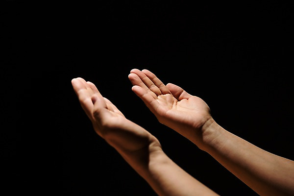 포토 JPG 스튜디오촬영 기독교 검은배경 실내 한명 신체부위 믿음 한국인 양손 기도 예배 찬양 숭배 국내포토 1 손 감정 종교 백그라운드 사람 동양인 내부 검은색 파일형식