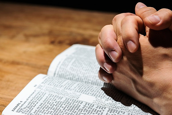 포토 JPG 스튜디오촬영 기독교 실내 한명 근접촬영 신체부위 믿음 성경 한국인 양손 기도 예배 손모으기 찬양 숭배 국내포토 1 손 감정 종교 뷰포인트 종교용품 사람 동양인 손짓 내부 파일형식