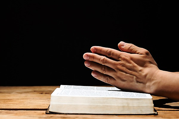포토 JPG 스튜디오촬영 기독교 검은배경 실내 한명 신체부위 믿음 성경 한국인 양손 기도 예배 손모으기 찬양 숭배 국내포토 1 손 감정 종교 백그라운드 종교용품 사람 동양인 손짓 내부 검은색 파일형식