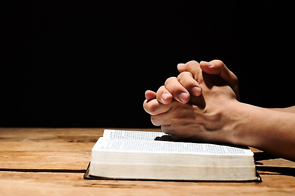 포토 JPG 스튜디오촬영 기독교 검은배경 실내 한명 신체부위 믿음 성경 한국인 양손 기도 예배 손모으기 찬양 숭배 국내포토 1 손 감정 종교 백그라운드 종교용품 사람 동양인 손짓 내부 검은색 파일형식
