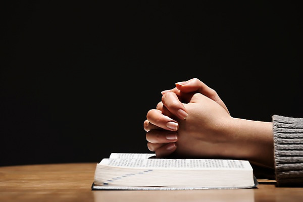 포토 JPG 스튜디오촬영 기독교 검은배경 실내 한명 신체부위 믿음 성경 한국인 양손 기도 예배 손모으기 찬양 숭배 국내포토 1 손 감정 종교 백그라운드 종교용품 사람 동양인 손짓 내부 검은색 파일형식